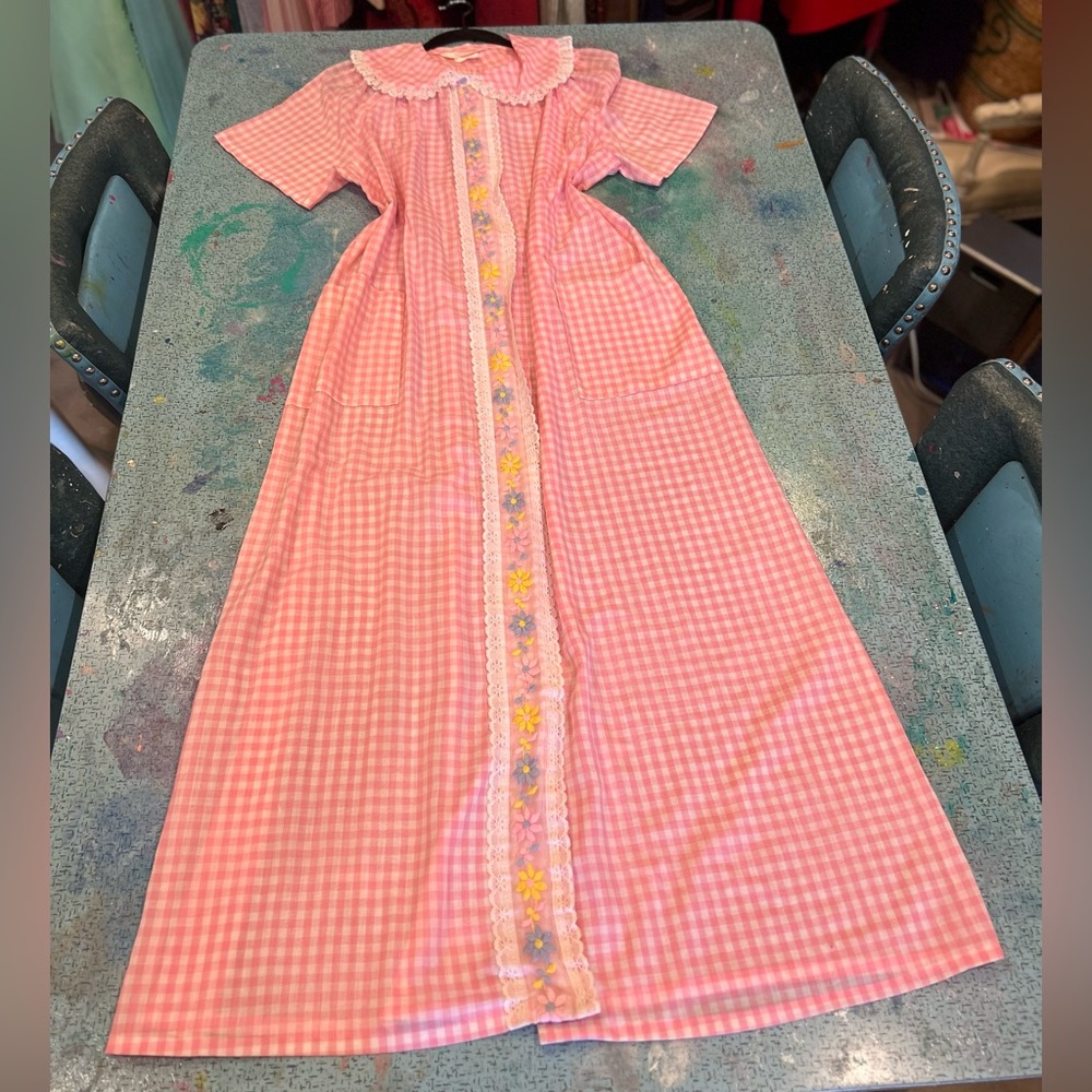 Cutest Vintage Pink Gingham Flower Robe - Picture 9 of 16